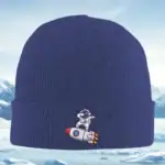 Casquette en laine bleue avec motif d'astronaute et fusée.