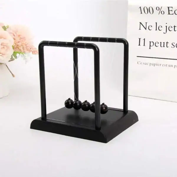 Pendulette Newton en métal noir avec socle en bois, idéale pour la décoration scientifique ou éducative, apportant une touche moderne et élégante à votre intérieur.