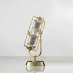 Sablier de laboratoire décoratif en métal doré avec verre, idéal pour la décoration scientifique ou de bureau, apportant une touche vintage et élégante.