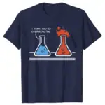 T-shirt humoristique avec deux fioles de laboratoire, l'une bleue et l'autre rouge, avec un message amusant "I think you're overreacting".