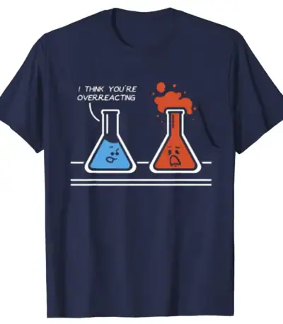 T-shirt humoristique avec deux fioles de laboratoire, l'une bleue et l'autre rouge, avec un message amusant "I think you're overreacting".