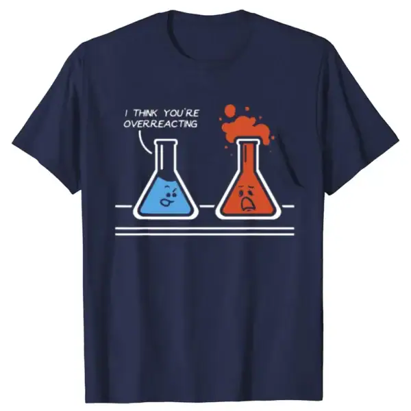 T-shirt humoristique avec deux fioles de laboratoire, l'une bleue et l'autre rouge, avec un message amusant "I think you're overreacting".
