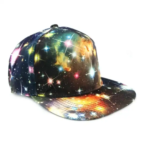 Casquette à motif galaxie et étoiles, design cosmique coloré.