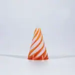 Bouchon de laboratoire en plastique avec rayures orange et blanches, utilisé pour la sécurité et la fermeture des contenants en laboratoire.