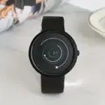 Montre connectée au design moderne avec cadran solaire affichant des orbites planétaires. Parfaite pour les amateurs de science et de décoration innovante.