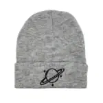 Bonnet gris en laine avec broderie d'une planète entourée d'anneaux, parfait pour un style décontracté et cosmique.