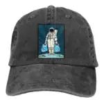 Casquette avec illustration d'un astronaute portant deux sacs à dos.
