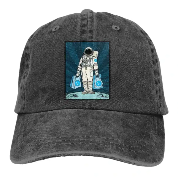 Casquette avec illustration d'un astronaute portant deux sacs à dos.