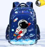 Sac à dos enfant avec motif d'astronaute dans l'espace, idéal pour l'école ou les activités. Design coloré avec illustrations de fusées, planètes et étoiles, parfait pour les jeunes passionnés d'espac.