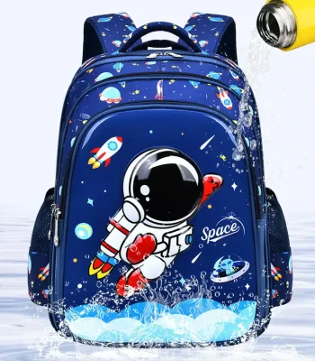 Sac à dos enfant avec motif d'astronaute dans l'espace, idéal pour l'école ou les activités. Design coloré avec illustrations de fusées, planètes et étoiles, parfait pour les jeunes passionnés d'espac.