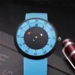 Montre scientifique avec cadran coloré et design innovant, idéale pour les amateurs de science et de technologie.