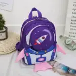 Sac à dos enfant avec motif fusée spatiale, couleurs violette et rose, parfait pour les jeunes passionnés d'espace et d'astronomie.