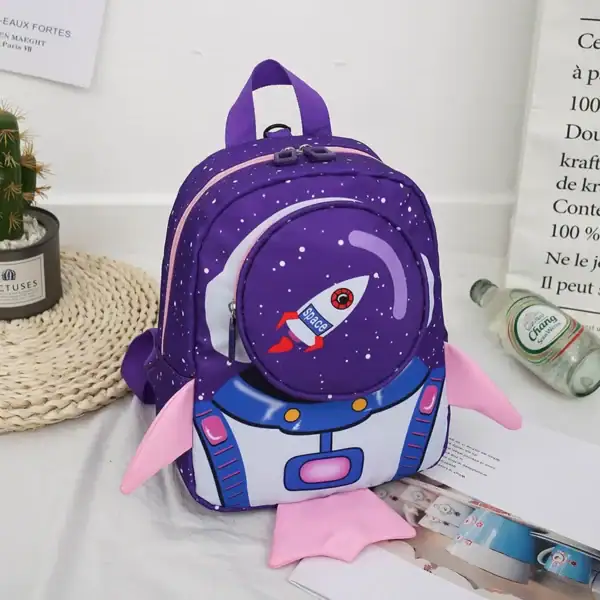 Sac à dos enfant avec motif fusée spatiale, couleurs violette et rose, parfait pour les jeunes passionnés d'espace et d'astronomie.