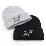 Bonnet en coton avec motif planète Saturne, idéal pour les amateurs d'astronomie et de style décontracté.