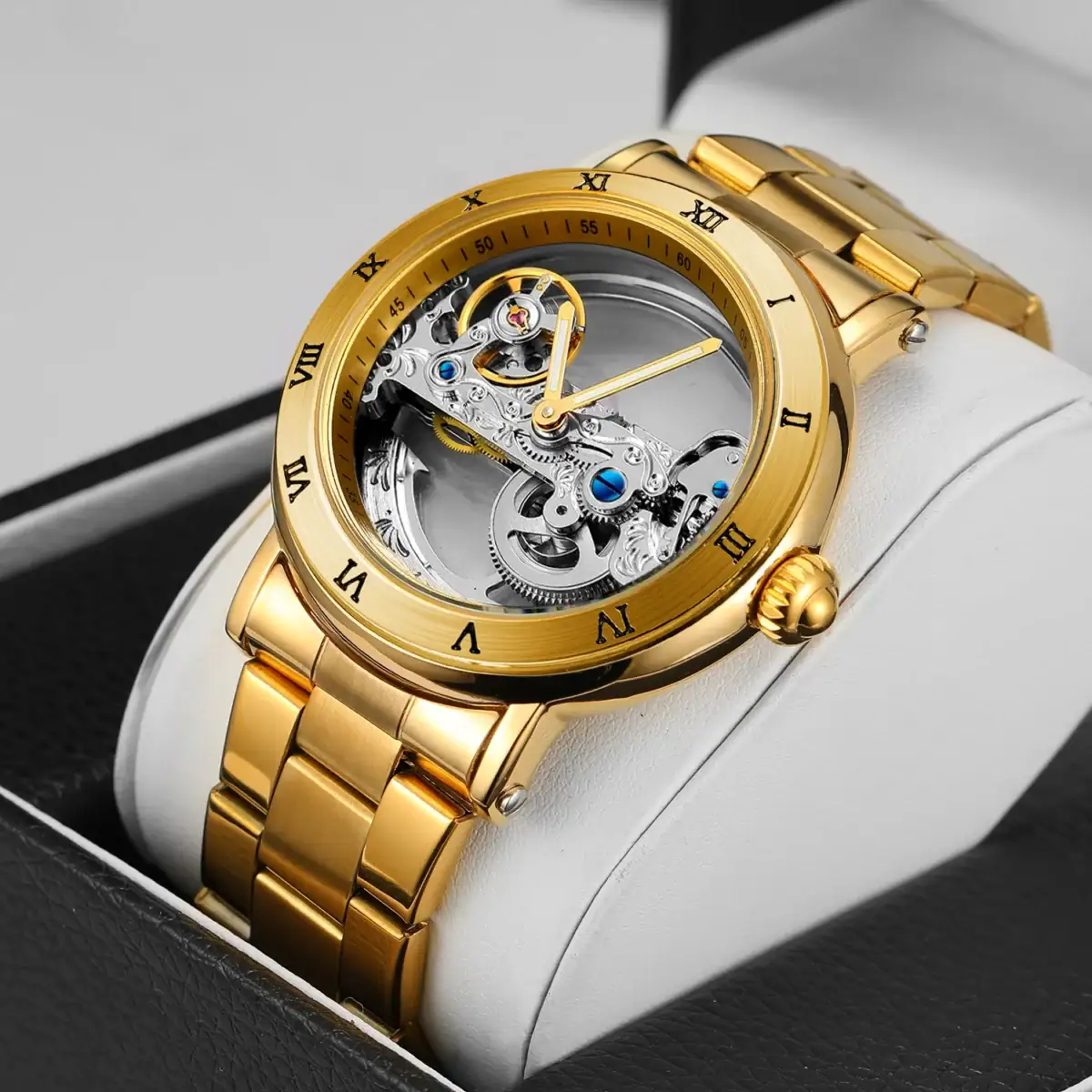 Une montre mécanique dorée avec mouvement visible, élégante et sophistiquée.