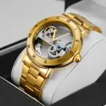 Une montre mécanique dorée avec mouvement visible, élégante et sophistiquée.