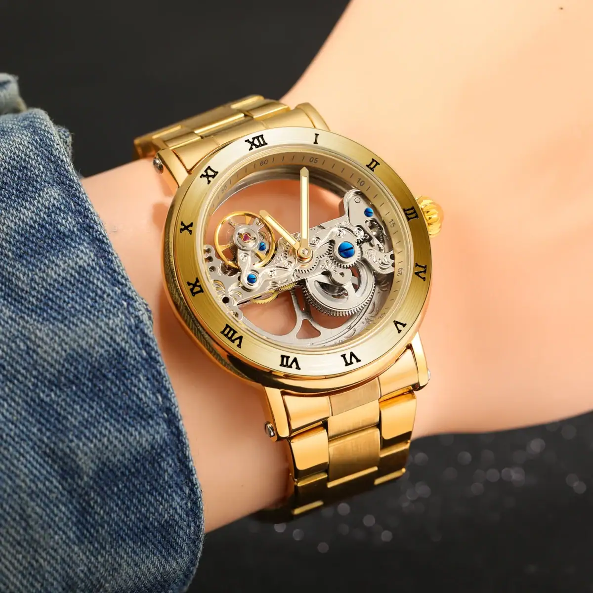 Montre squelette en or massif avec mécanisme visible, bracelet en acier doré, design élégant et sophistiqué. Parfaite pour les amateurs de montres mécaniques et de style luxueux.