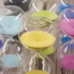 Balancier de sable coloré pour décoration et jeux éducatifs.