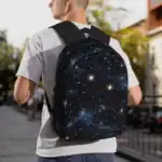 Sac à dos avec motif de constellations et étoiles, idéal pour les amateurs d'astronomie et de décoration scientifique. Parfait pour l'école ou les sorties en plein air.