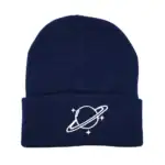 Bonnet en laine bleu marine avec logo d'une planète et d'anneaux, parfait pour les amateurs de science et d'astronomie. Accessoire chaud et tendance pour l'hiver.