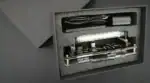 Pipette à détection laser dans un coffret de stockage avec câble, utilisée pour des expériences scientifiques précises.