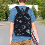 Sac à dos thématique espace avec motifs de planètes, étoiles et galaxies, idéal pour les amateurs d'astronomie et de sciences.