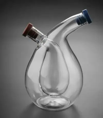 Balancier en verre de laboratoire avec deux cols inclinés, idéal pour expériences scientifiques ou décoration.