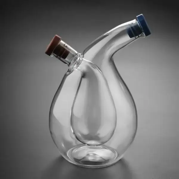 Balancier en verre de laboratoire avec deux cols inclinés, idéal pour expériences scientifiques ou décoration.