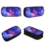 Pochette de rangement avec motif galaxie cosmos, idéale pour stylos, accessoires ou objets personnels, avec design coloré et spacieux.