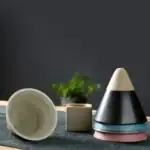 Vases en céramique de différentes formes et couleurs, parfaits pour la décoration intérieure ou comme objets de collection.