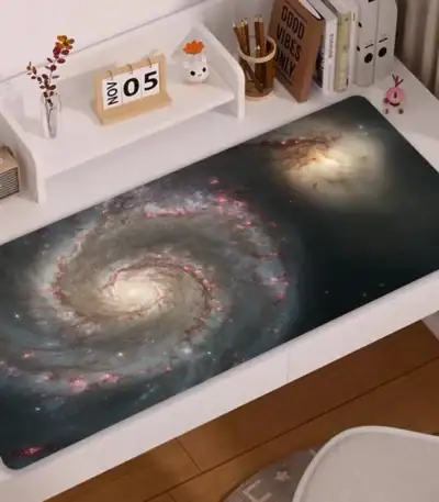 Panneau de bureau avec impression de galaxie, représentant une spirale de l'univers avec des étoiles et des nébuleuses.