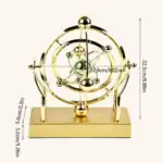 Horloge décorative inspirée de modèles scientifiques avec sphères et anneaux métalliques dorés, idéale pour la décoration de bureau ou d'étagère.