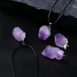Collier avec pendentifs en améthyste brute, pierre semi-précieuse violette, bijou de lithothérapie, accessoire de décoration.