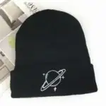 Bonnet noir avec motif planétaire et étoiles, idéal pour les amateurs d'astronomie et de sciences, parfait pour l'hiver ou comme accessoire tendance.