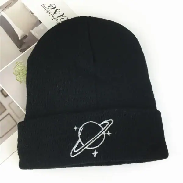 Bonnet noir avec motif planétaire et étoiles, idéal pour les amateurs d'astronomie et de sciences, parfait pour l'hiver ou comme accessoire tendance.