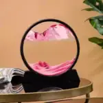 Vase en verre décoratif avec motif marbré rose et blanc, présenté dans un cercle noir sur un socle noir, idéal pour la décoration intérieure.