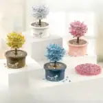 Arbre en cristal coloré dans un pot décoratif, parfait pour la décoration intérieure ou comme cadeau original. Disponible en plusieurs couleurs vives, cet objet scientifique allie esthétique et fascin.