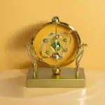 OBJET SCIENTIFIQUE - Décoration de modèle atomique en métal doré avec sphères vertes.