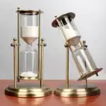 Horloge de sable décorative en métal doré, idéale pour la décoration intérieure ou comme objet de collection. Design élégant avec deux horloges de sable, apportant une touche scientifique et sophistiq.