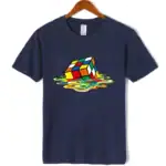 T-shirt bleu avec un motif de cube de Rubik en décomposition, illustrant un effet de mouvement et de réflexion.