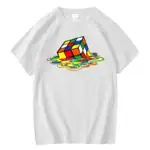 Rubik's Cube coloré flottant, illustration moderne et ludique.
