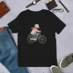 T-shirt noir avec illustration d'une personne âgée à vélo, portant une écharpe rose, style dessin animé, parfait pour les amateurs de science et de design original.