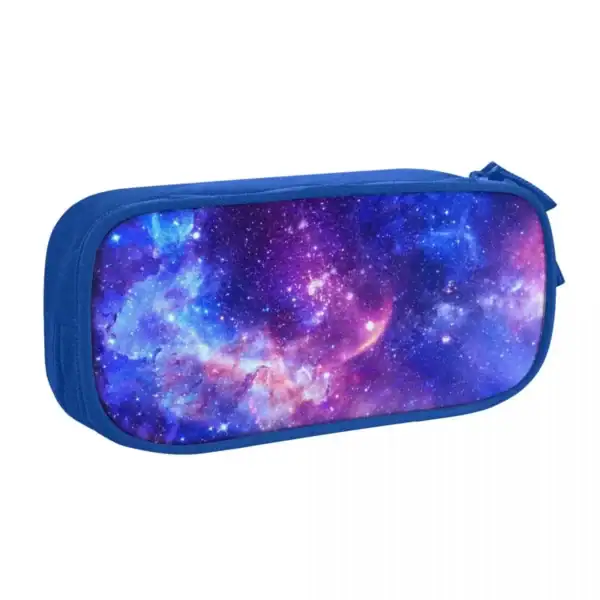 Pochette d'école avec motif galaxie étoilée, idéale pour ranger fournitures scolaires. Design coloré représentant un ciel étoilé avec des nuances de violet, bleu et rose.
