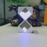 Horloge lumineuse en forme de sablier avec affichage LED moderne, idéale pour la décoration de bureau ou intérieur, apportant une touche futuriste et élégante à votre espace.