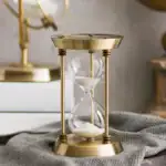 Sablier en métal vintage avec cadre en laiton et verre, décoratif pour une décoration scientifique ou vintage.