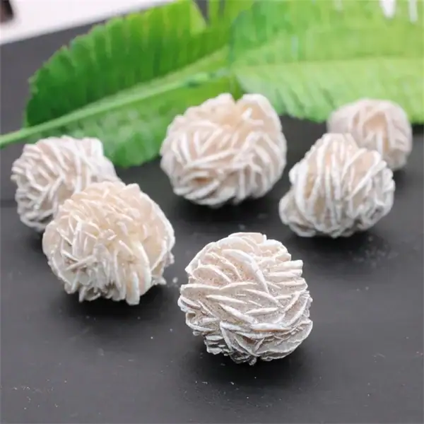 Boules de truffe blanche en chocolat blanc décorées avec finesse, parfaites pour une dégustation gourmande et élégante.