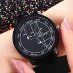 Montre noire affichant des équations mathématiques et trigonométriques, portée au poignet d'une personne avec ongles vernis rose pailleté, sur un fond de confettis colorés.