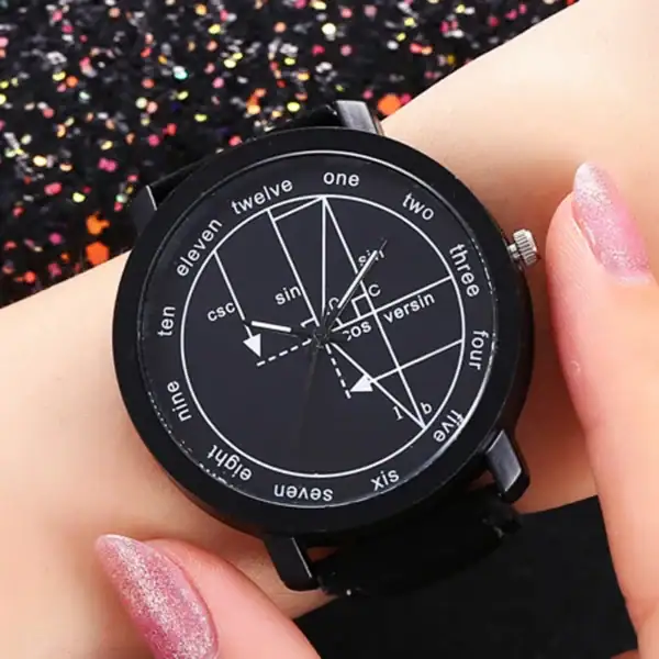 Montre noire affichant des équations mathématiques et trigonométriques, portée au poignet d'une personne avec ongles vernis rose pailleté, sur un fond de confettis colorés.
