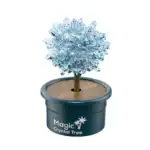 Mini arbre en cristal avec base noire portant l'inscription "Magic Crystal Tree", représentant un arbre en cristaux bleus translucides, idéal pour la décoration scientifique.