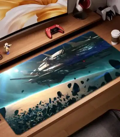 Tapis de bureau avec design de vaisseau spatial futuriste et espace cosmique, idéal pour les amateurs de science-fiction et de décoration moderne.
